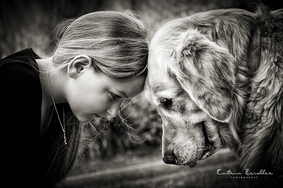 Kinderfotografie Kind mit Hund in Zuneigung